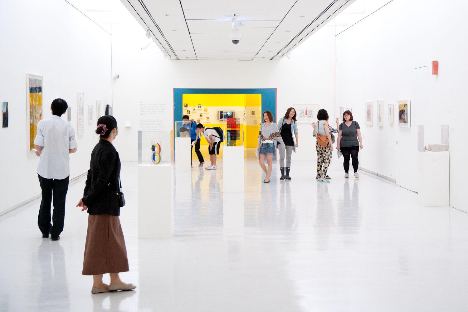 Du khách tham quan triển lãm nghệ thuật đương đại bên trong bảo tàng Mỹ thuật Đài Bắc